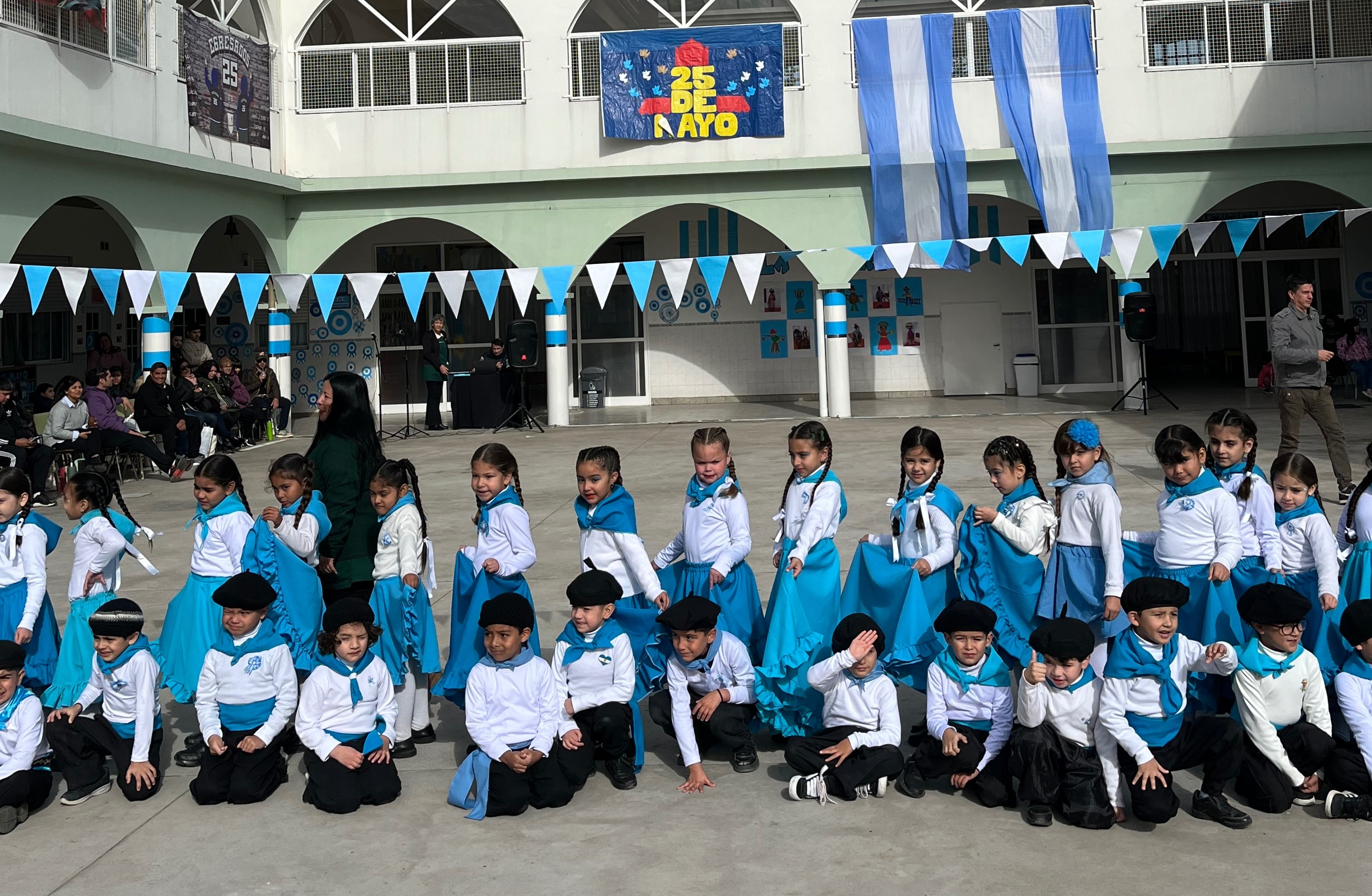 Estudiantes de Nivel Primario en celebración del 25 de Mayo